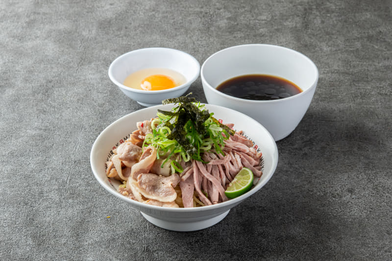 「肉盛りざるたまラーメン」1,120円(税込)、「肉盛りざるラーメン」1,020円(税込)※