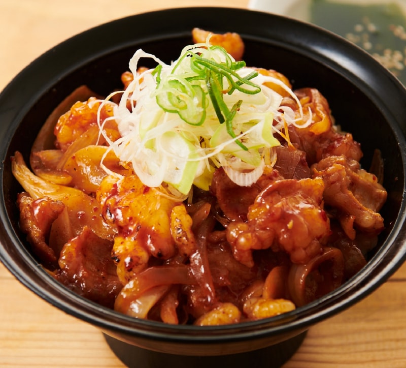 「旨辛ホルモン丼」　830円(税込913円)