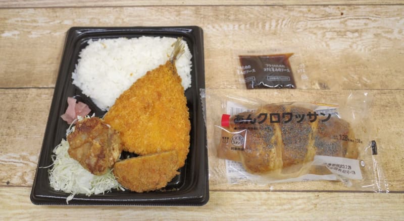 写真左手が「あじフライミックス弁当」、写真右手が「あじフライミックス弁当」用のソースと「あんクロワッサン」