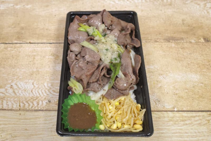 「Wネギ塩牛タン弁当(肉2倍)」には、味変用アイテムとしてねぎ塩ダレと味噌ダレが付属！