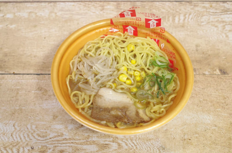 「北海道仕込みの4種味噌 味噌ラーメン」は、麺&具とスープの間にビニールシートを装備！