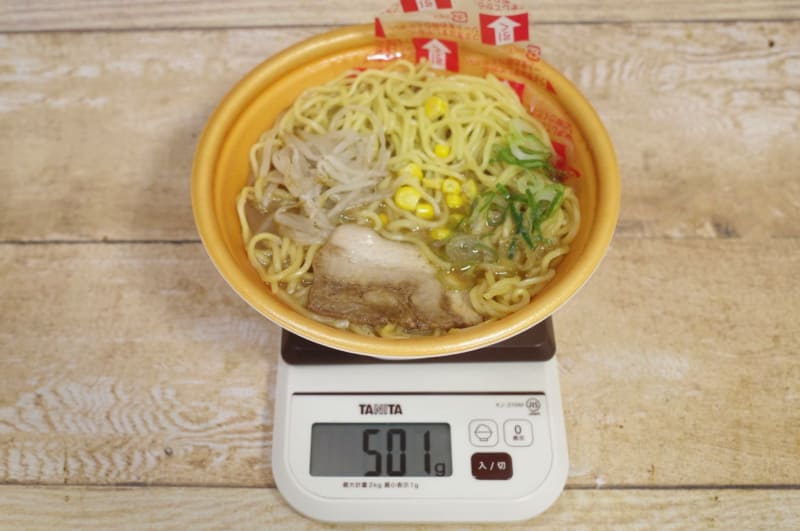 容器込みの「北海道仕込みの4種味噌 味噌ラーメン」の総重量は501g