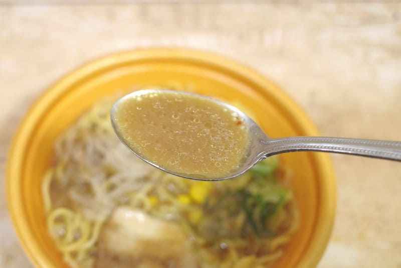 味噌スープは塩気よりも旨味がパワフルなのが好印象！
