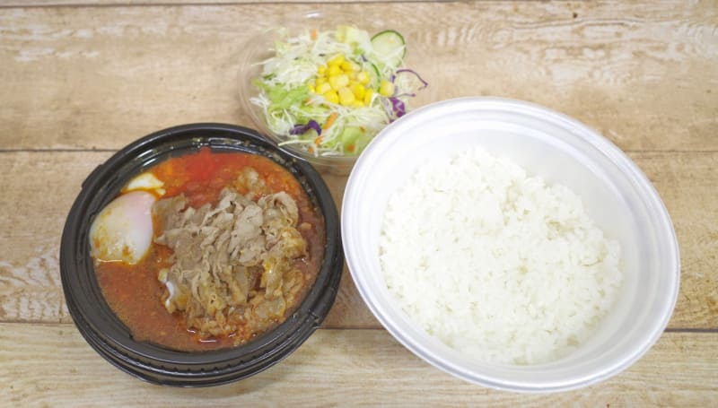 「牛肉のあいがけうまトマハンバーグ定食」は、おかず、ご飯、サラダがついてくるのが魅力的！