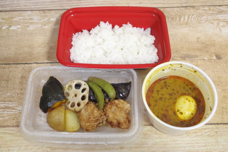 「四季の野菜と本格唐揚げのスープカレー定食」は、ご飯、具、カレールーが別々の容器にIN!