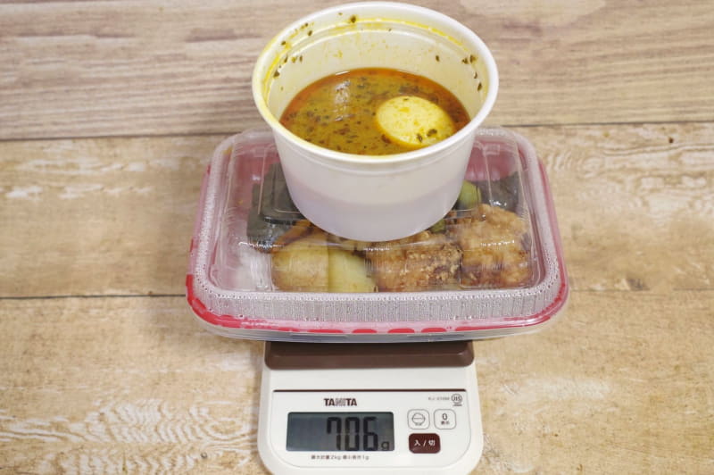 容器込みの「四季の野菜と本格唐揚げのスープカレー定食」の総重量は706g