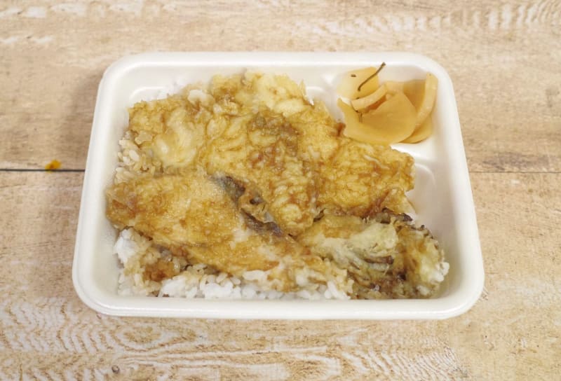 「関ぶりと鶏の天丼弁当(お新香付)」についてくるお新香はたくあん！