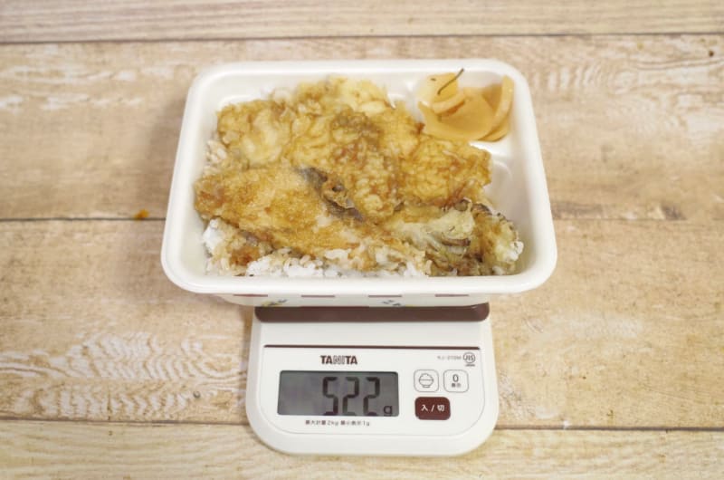 容器込みの「関ぶりと鶏の天丼弁当(お新香付)」の総重量は522g