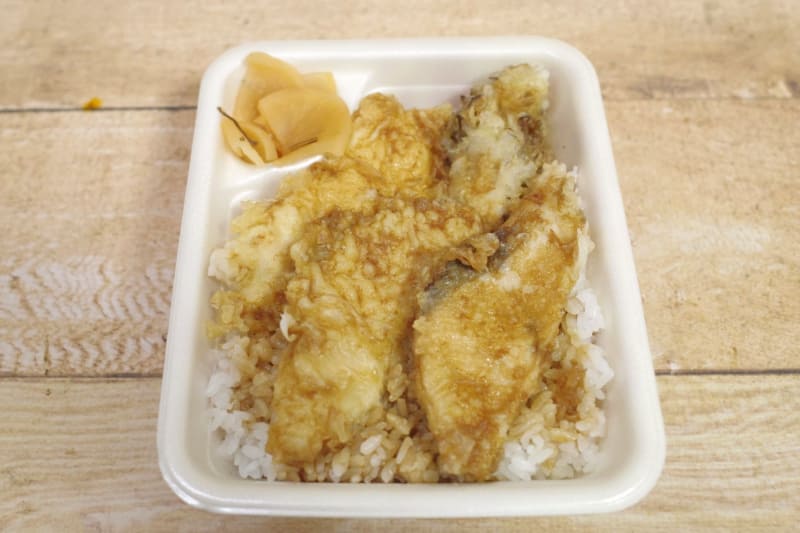 「関ぶりと鶏の天丼弁当(お新香付)」の天ぷらは、1個1個のサイズがデカめ！