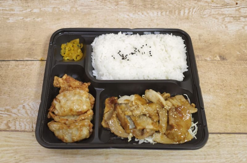 「スタミナ旨辛だれ豚弁当」は、想像していた以上にズッシリ重みを感じます！