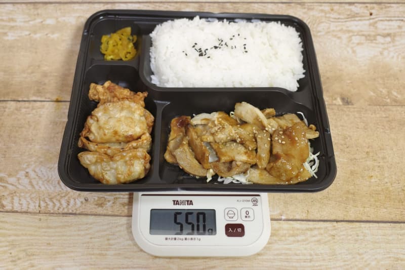 容器込みの「スタミナ旨辛だれ豚弁当」の総重量は550g