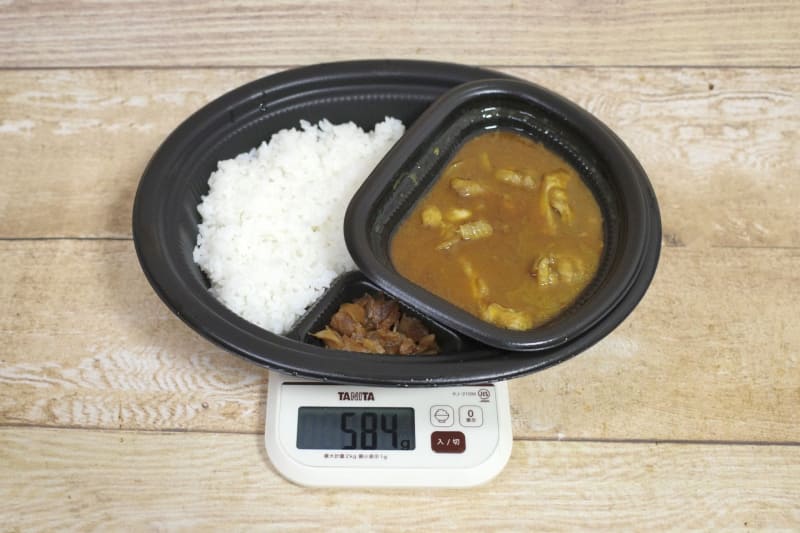 容器込みの「ごろごろチキンカレー」の総重量は584g