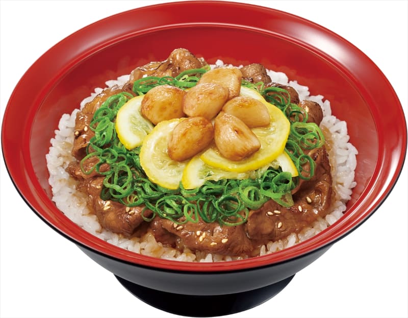 「にんにくねぎ塩レモン牛カルビ丼」並盛890円(税込)967kcal、ごはん大盛920円(税込)1,105kcal、特盛1,170円(税込)1,563kcal