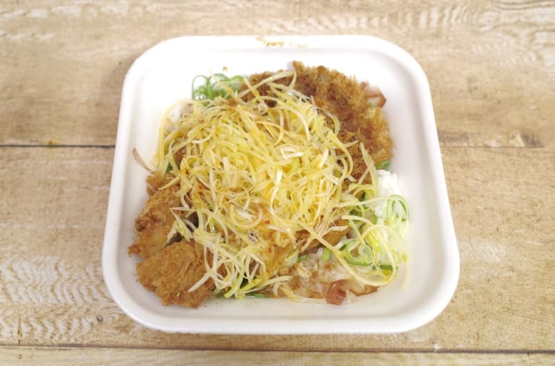 (竹)仕様の「ネギねぎラー油のロースカツ丼」をチョイスしたことで全てがボリューミー！