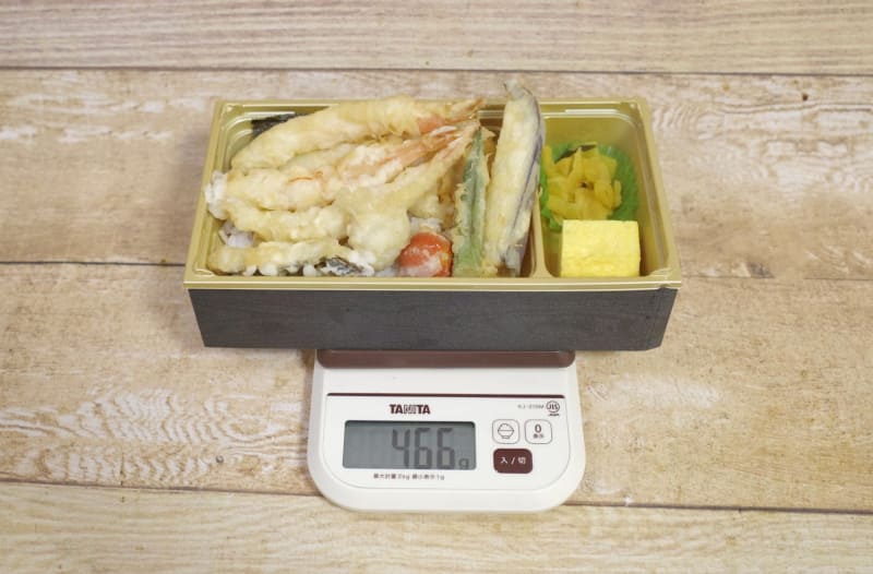 容器と天丼たれ込みの「季節の特選天重(夏)」の総重量は466g