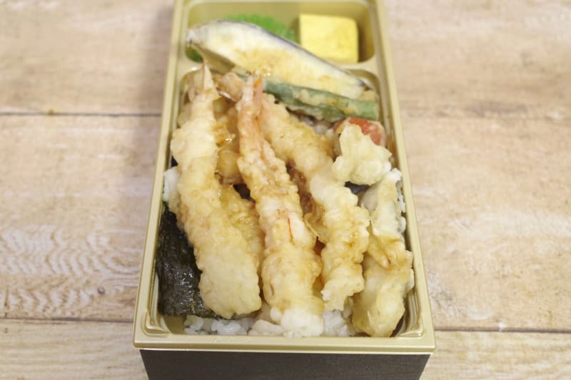 天丼たれを天ぷらにまぶして食事開始！