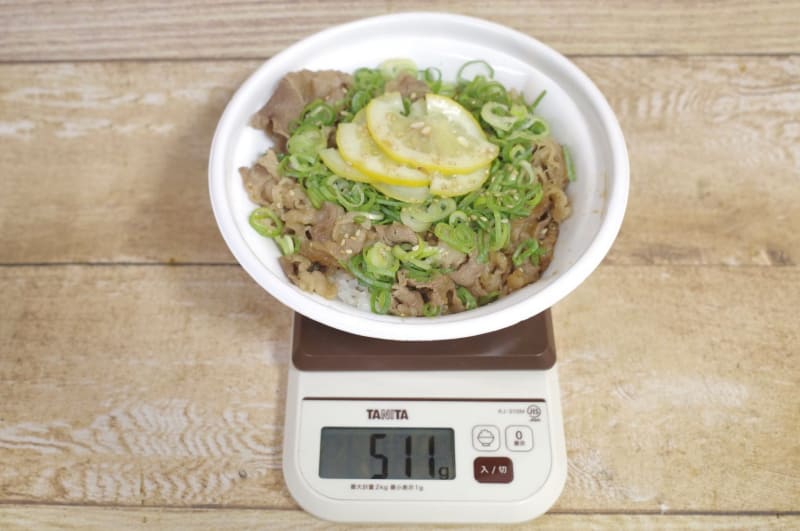 容器と焼肉ダレ込みの「ねぎ塩レモン牛カルビ丼(ご飯大盛)」の総重量は511g