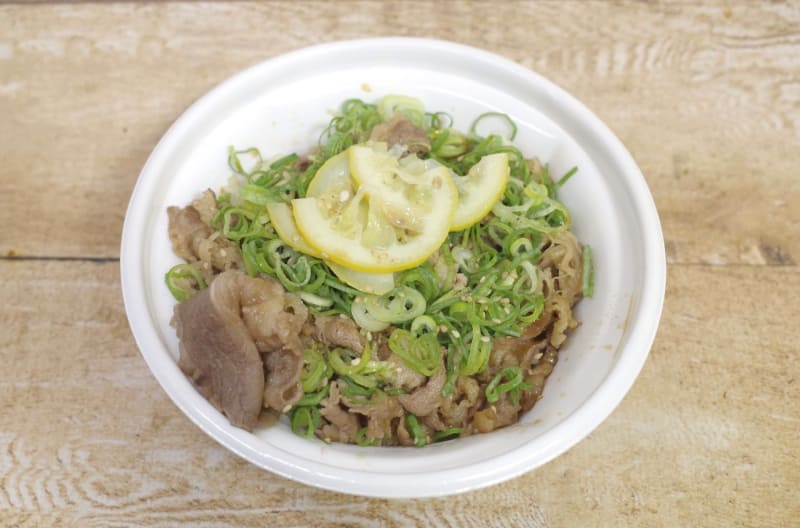 「ねぎ塩レモン牛カルビ丼」に焼肉ダレをふりかけたら食事開始！