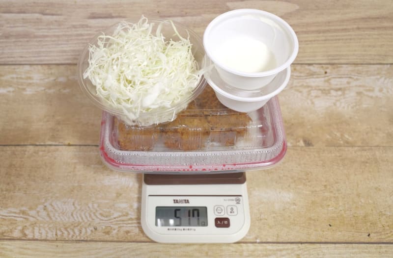容器と調味料込みの「ラムかつ定食」の総重量は517g