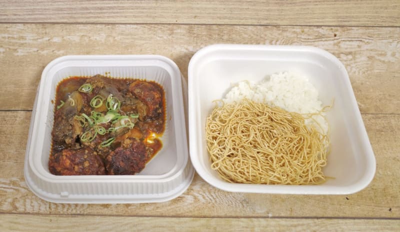 「赤カリ麻婆飯弁当」は、赤カリからあげと麻婆茄子、皿うどんとご飯がそれぞれ別の容器にIN!