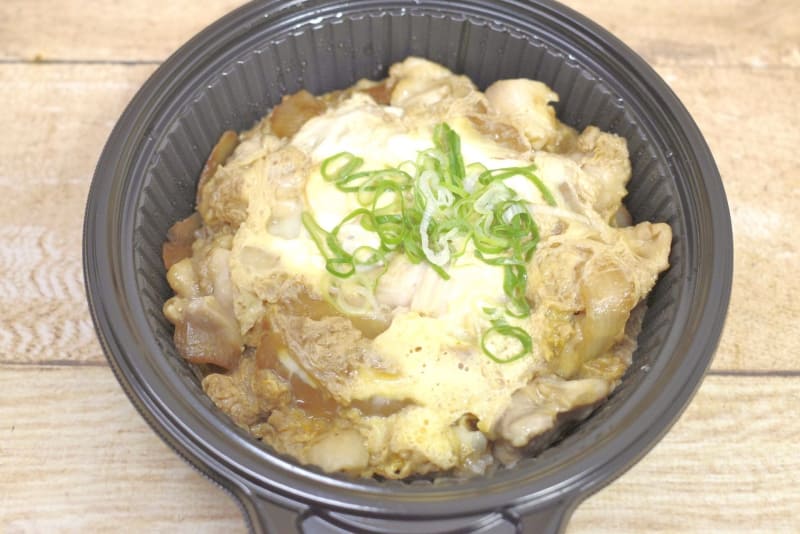 今年度の「親子丼」は、昨年度の「親子丼」より青ねぎの盛りが控えめ！