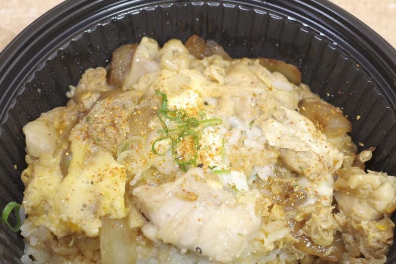 七味唐辛子を「親子丼」にまんべんなくふりかけます！