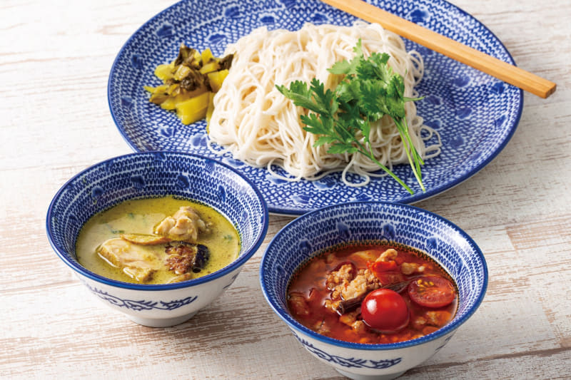 「タイのつけ麺“カノムチーン”鶏のグリーンカレー&トマトと豚挽き肉のハーブスープ」1,100円(税込)