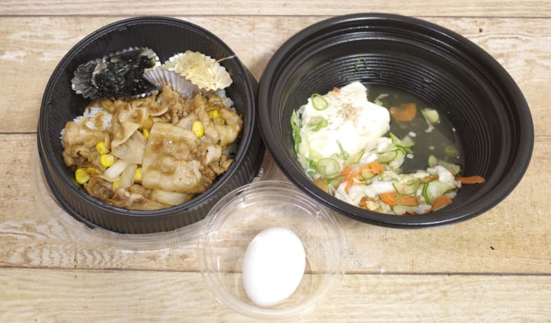 「味噌バターコーン豚丼セット」は、味噌バターコーン豚丼、水キムチ豆腐(またはハーフスンドゥブ)に加えて、半熟玉子がついてきます！