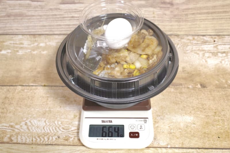 容器込みの「味噌バターコーン豚丼セット」の総重量は664g