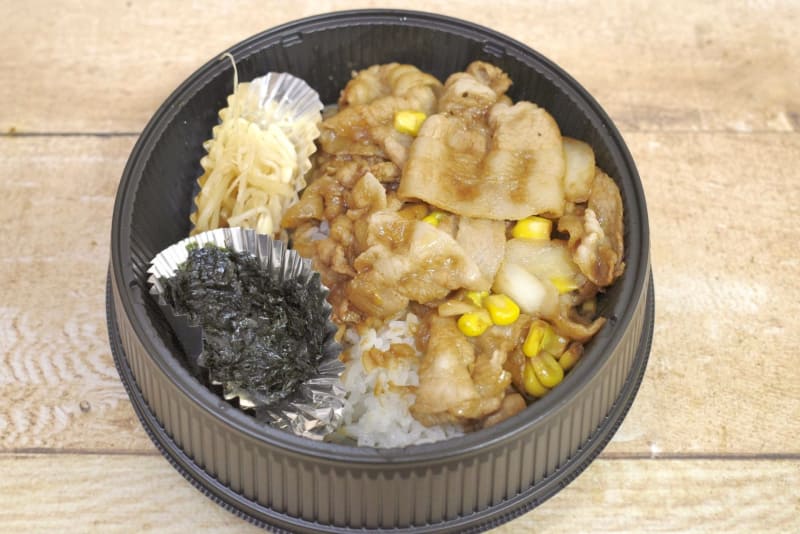味噌バターコーン豚丼には韓国海苔ともやしナムルが添えられています！