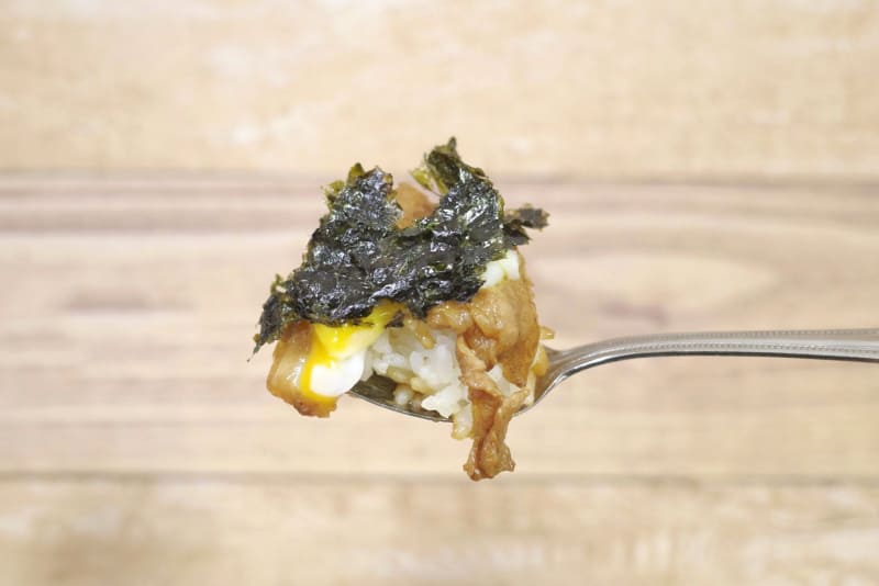 味噌バターコーン豚丼を味わう際には、半熟玉子と韓国海苔を活用するのが正解！