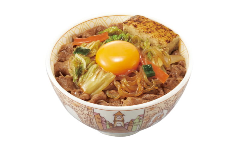 「月見すきやき牛丼」ミニ600円(税込)675kcal、並盛650円(税込)912kcal、中盛830円(税込)966kcal、大盛830円(税込)1,145kcal、特盛980円(税込)1,355kcal、メガ1,130円(税込)1,637kcal