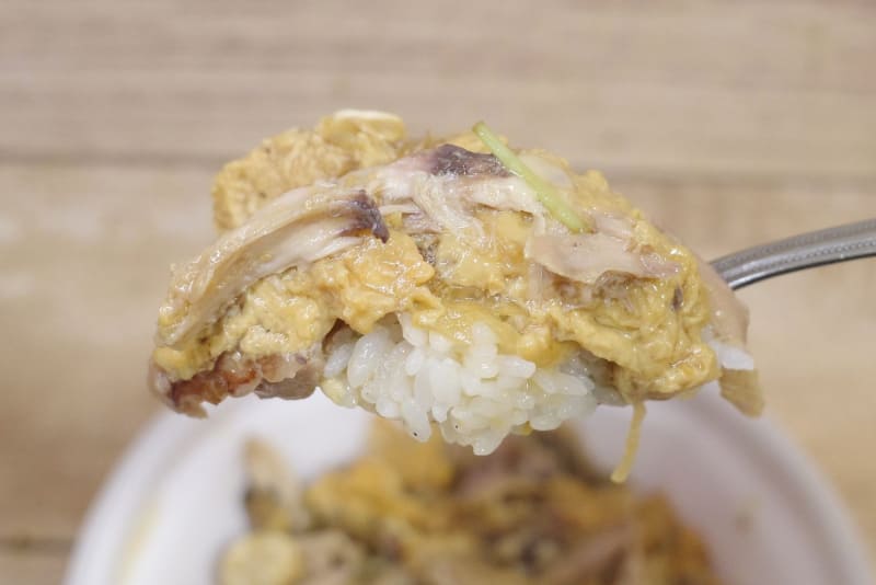 骨付き鶏もも肉を主軸に据えたことで、通常の「親子丼」よりも肉々しさがマシマシに！