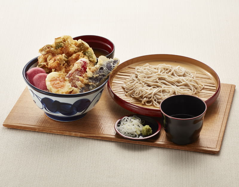 「ウチらのカラフル天丼 小そばサービスセット」1,070円(税込)※通常価格1,110円(税込)