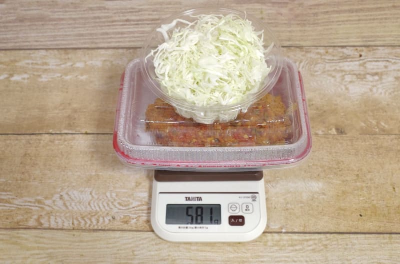 容器込みの「赤サルサソースチキンかつ定食」の総重量は581g