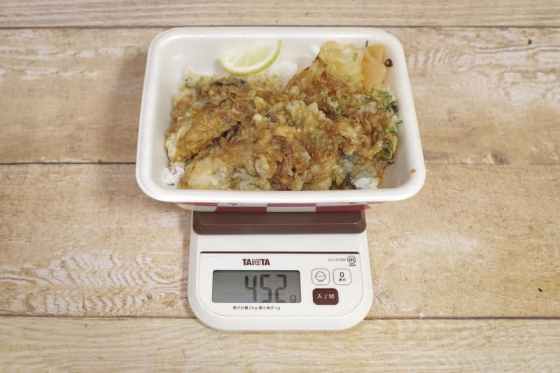 容器込みの「秋天丼弁当(お新香付)」の総重量は452g