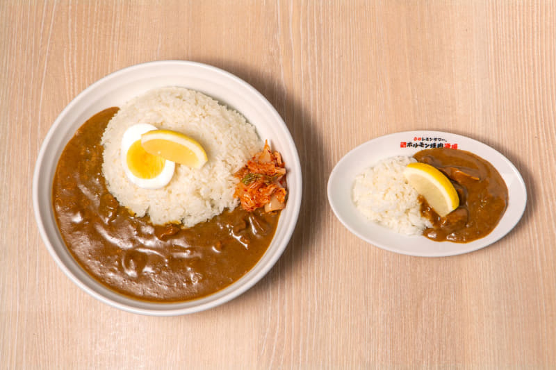 通常サイズの「まかない牛たんカレー」(右)との比較