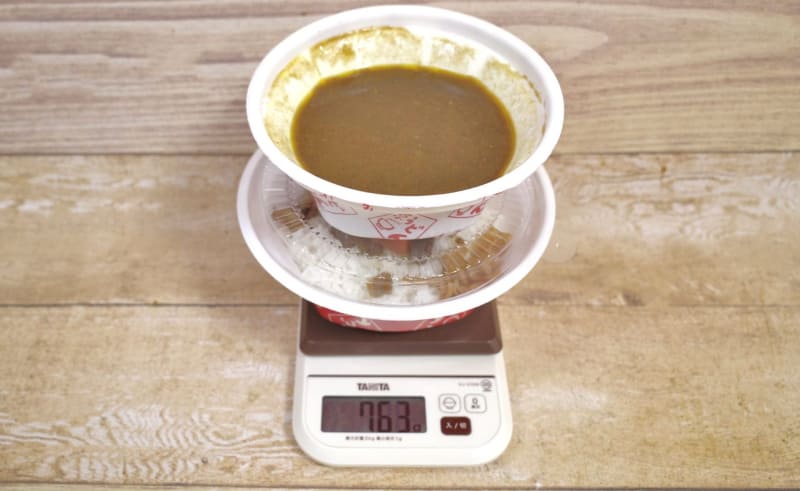 容器込みの「和風ぼっかけカレー(特盛)」の総重量は763g