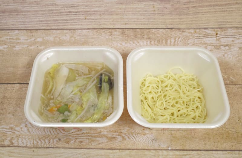 「野菜たっぷり生姜タンメン」は、麺とスープの容器が分かれているので、自宅でも麺が伸びにくい点が好印象