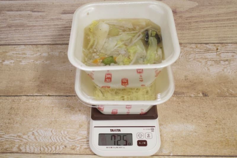 容器込みの「野菜たっぷり生姜タンメン」の総重量は725g