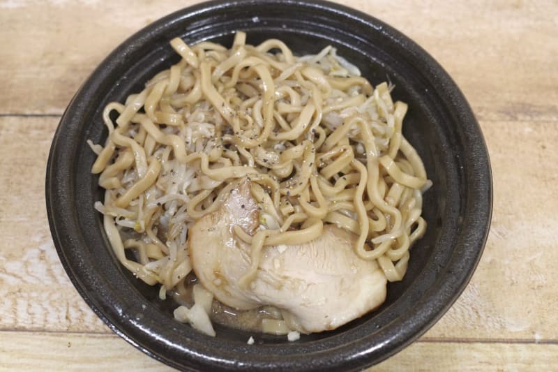 「満腹濃厚豚ラーメン」を1/3くらい食べたあたりであらびきコショーを追加！