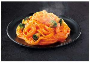 「冷凍 完全メシ 三ツ星 えびのトマトクリームパスタ」500kcal、たんぱく質21.7g、脂質15.8g、炭水化物71.8g (糖質64.4g、食物繊維7.4g)、食塩相当量2.5g