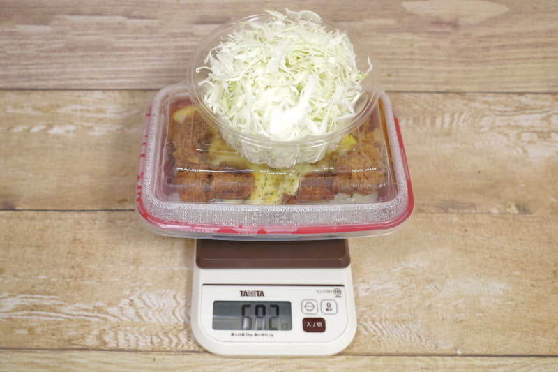 容器込みの「スパイシートマトソースチーズチキンかつ定食」の総重量は682g