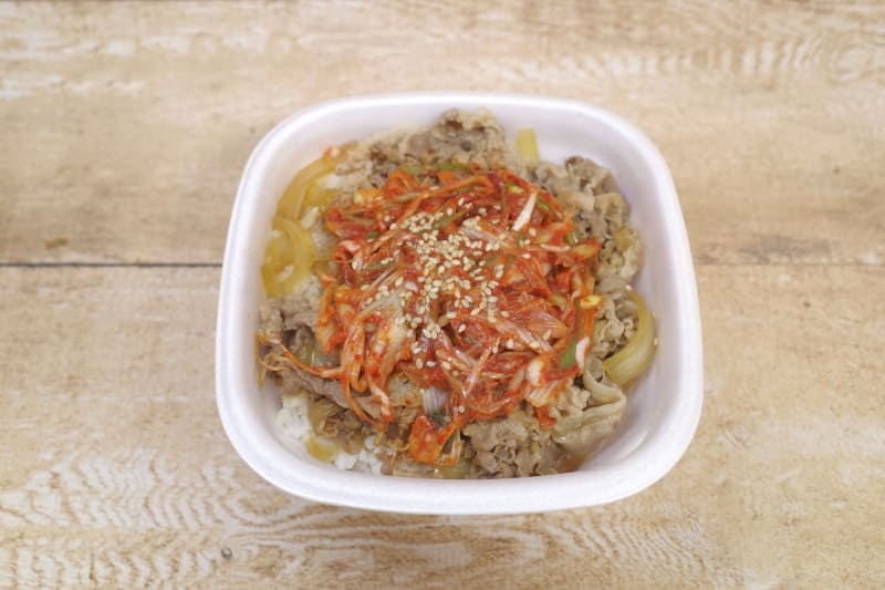 「ねぎキムチ牛丼(大盛)」は、ねぎキムチにごまがまぶされているのがポイント！