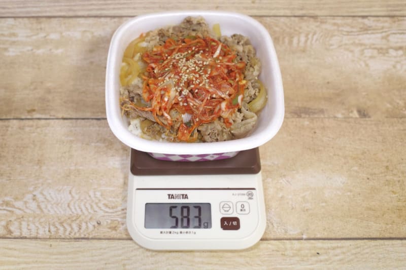 容器込みの「ねぎキムチ牛丼(大盛)」の総重量は583g