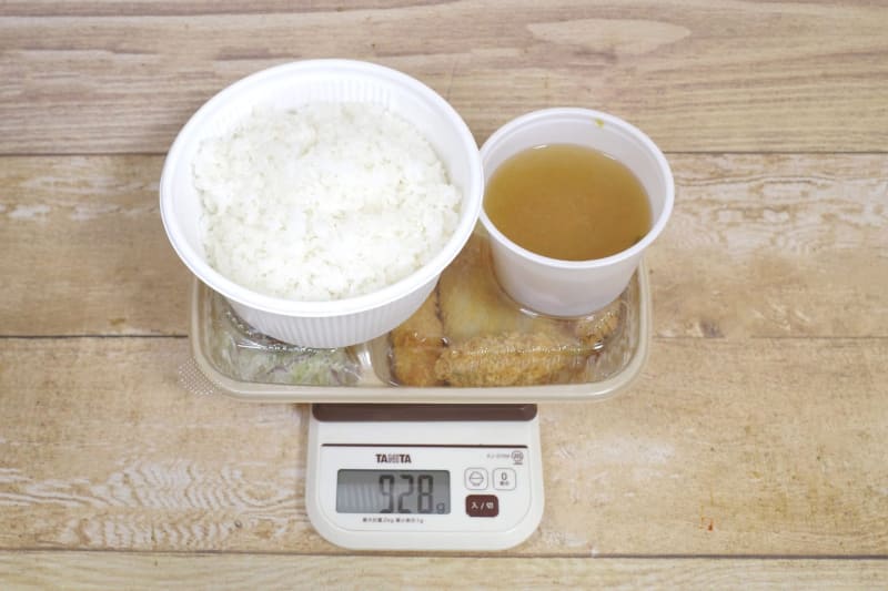 容器込みの「［テイクアウト］かきフライミックス(ご飯超特盛)」の総重量は928g