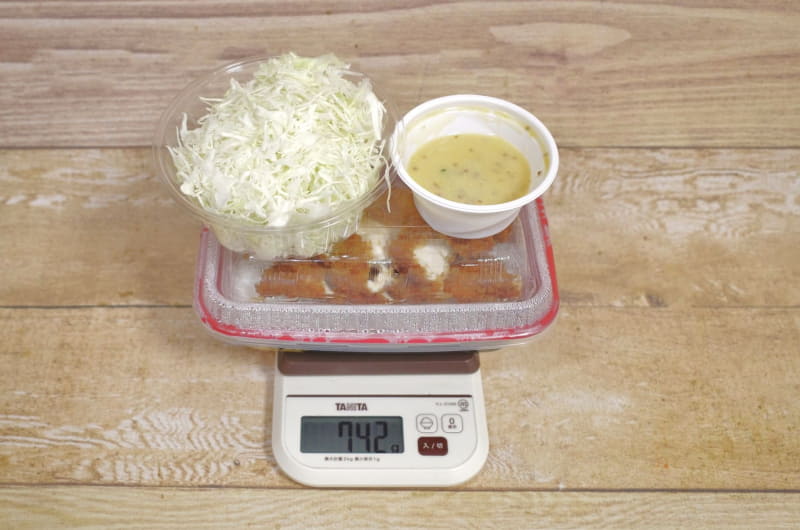 容器込みの「粒マスタードマヨネーズたっぷりささみかつ定食(3枚)」の総重量は742g