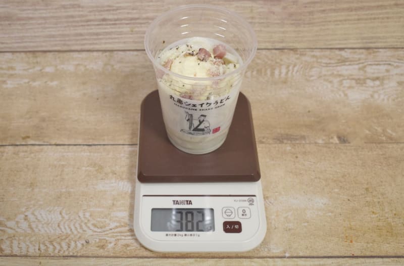 容器込みの「こくうま玉子のカルボナーラうどん」の総重量は382g