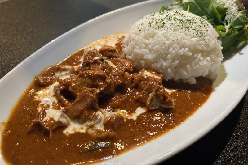 「鶏肉とハチノスのとろ～りミートカレー」880円(税込)、ミニ550円(税込)