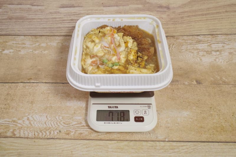 容器込みの「天津飯チキンカツ弁当」の総重量は718g